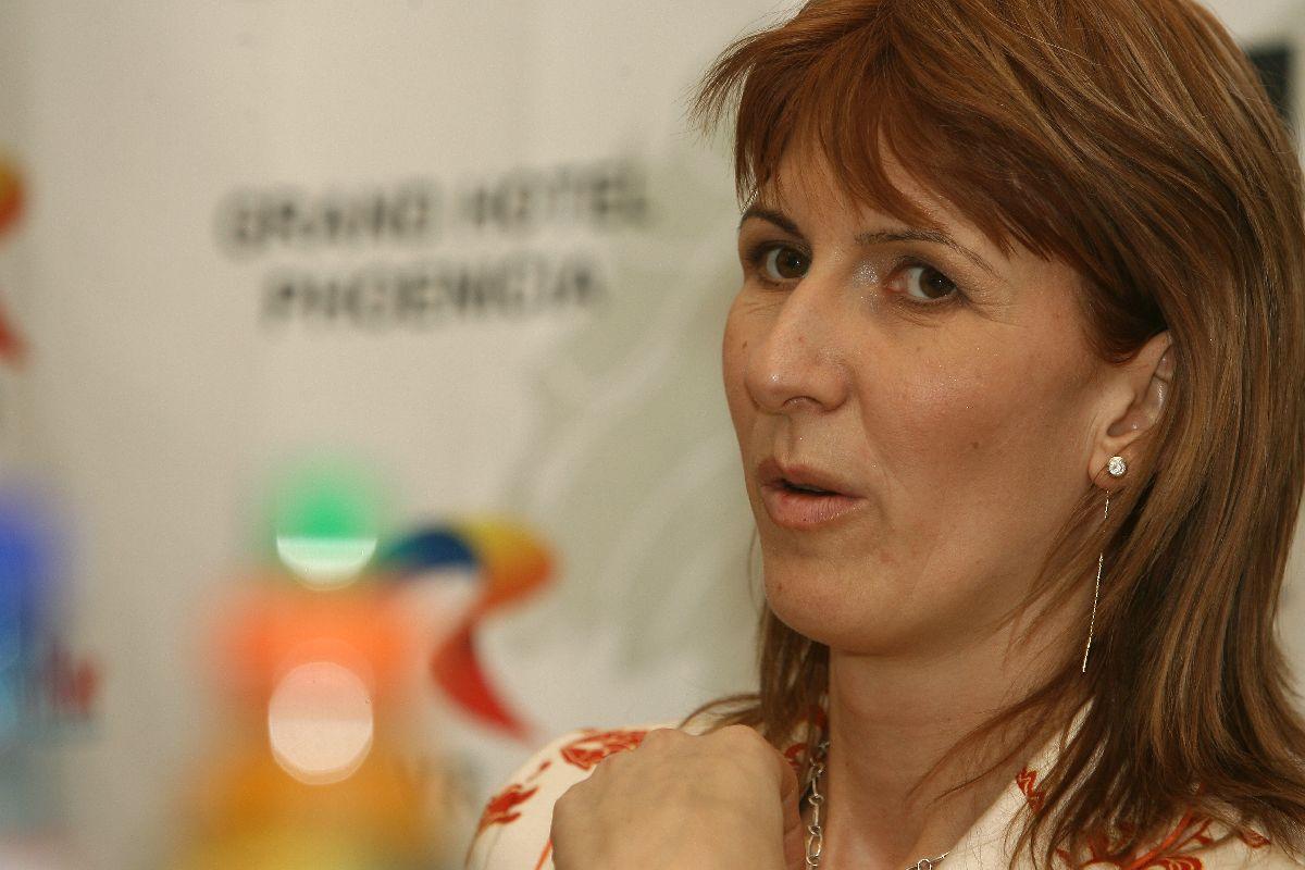 Fosta campioană europeană a României, pe lista AUR la europarlamentare » Campanie cu lacrimi lângă tribuna-fantomă de 5 milioane € din București