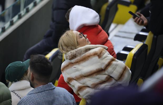 Soția și fiica lui Marius Șumudică, surprinse încălcând regulamentul pe Arena Națională la Rapid - FCSB