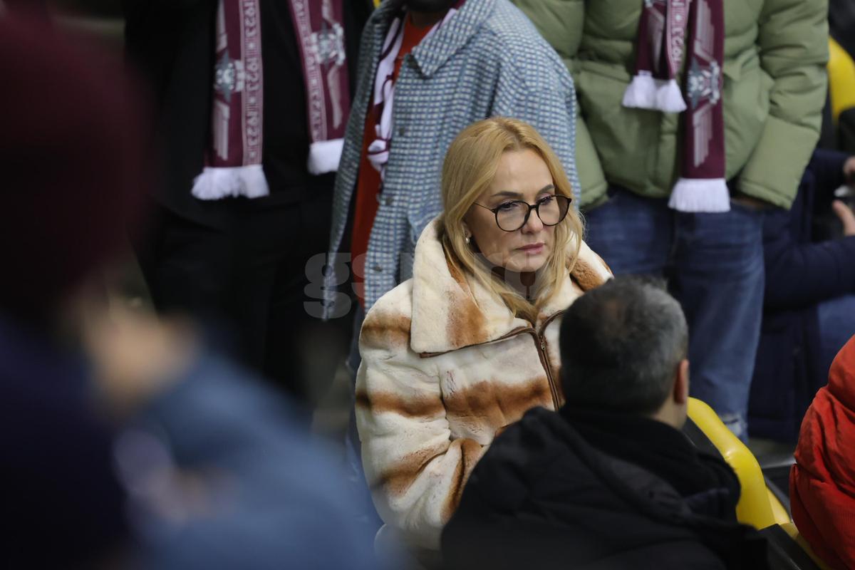 Soția și fiica lui Marius Șumudică, surprinse încălcând regulamentul pe Arena Națională la Rapid - FCSB