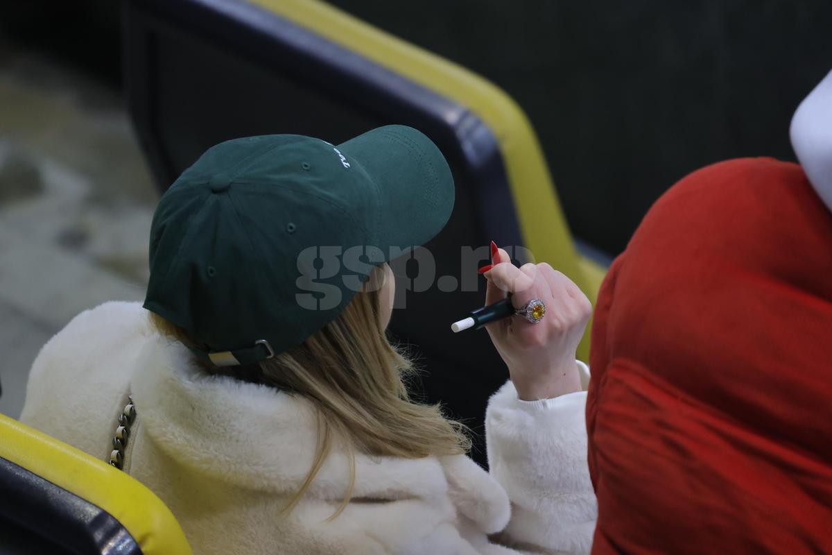 Soția și fiica lui Marius Șumudică, surprinse încălcând regulamentul pe Arena Națională la Rapid - FCSB