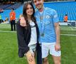 Jack Grealish și partenera sa pe Etihad Stadium, după ultimul titlu cucerit la Manchester Cuty