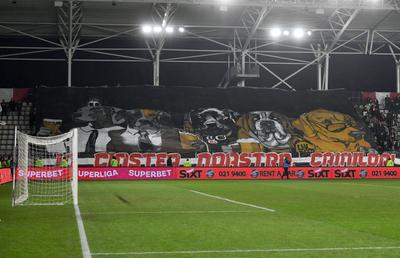 Spectacol în Dinamo - Hermannstadt! » Trei scenografii BLITZ afișate de ultrași în 5 minute: „În cinstea noastră, câinilor”