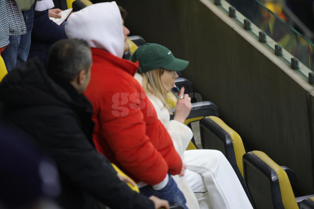Soția și fiica lui Marius Șumudică, surprinse încălcând regulamentul pe Arena Națională la Rapid - FCSB
