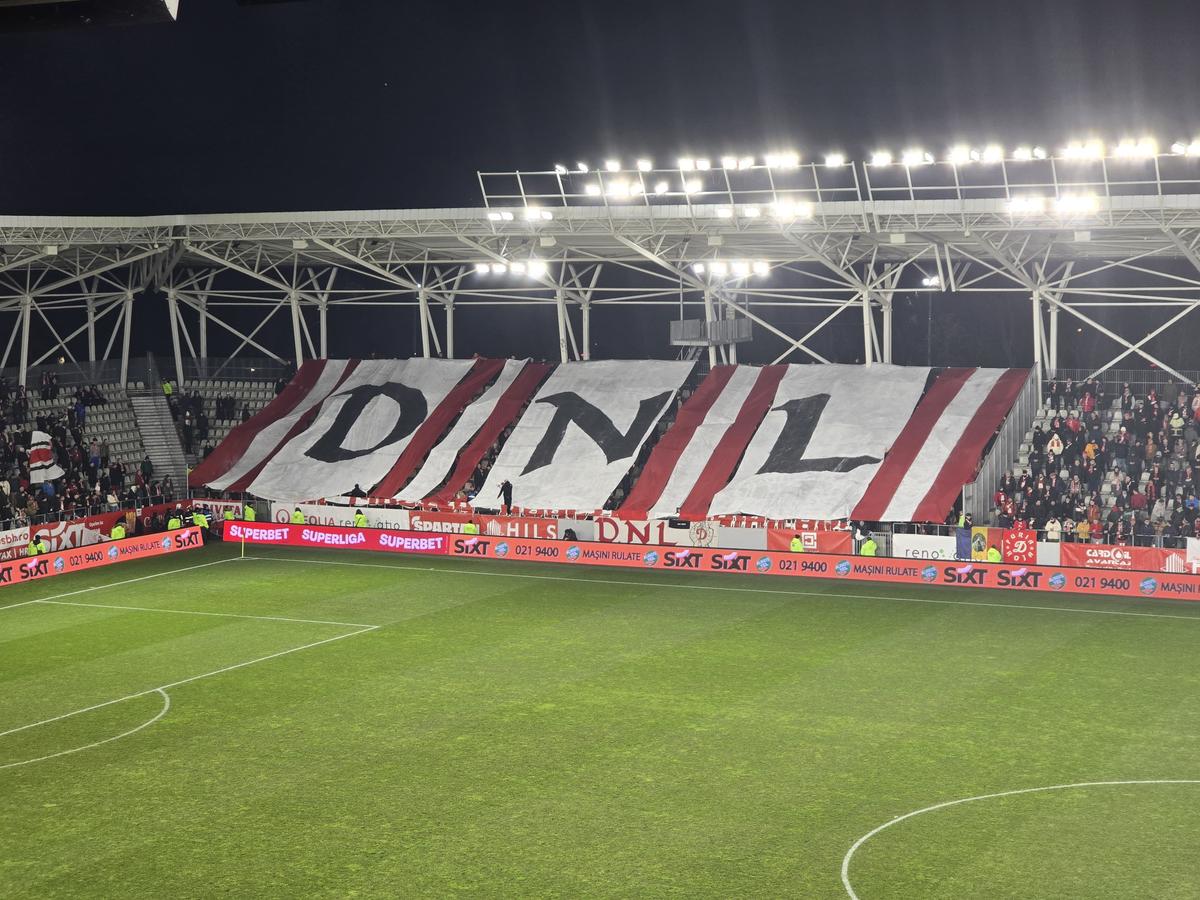 Scenogarfiile afișate de ultrașii lui Dinamo în meciul cu Hermannstadt