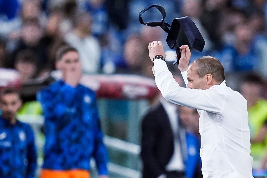 După ce și-a aruncat și cravata, Massimiliano Allegri l-a dat afară din vestiar pe directorul tehnic Cristiano Giuntoli / Foto: Imago Exemplul Seriei A pentru Marius Șumudică: ce au pățit doi antrenori celebri care i-au amenințat și intimidat pe ziariști!