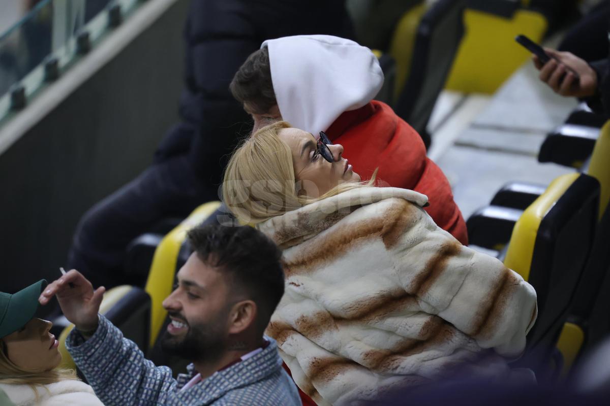 Soția și fiica lui Marius Șumudică, surprinse încălcând regulamentul pe Arena Națională la Rapid - FCSB