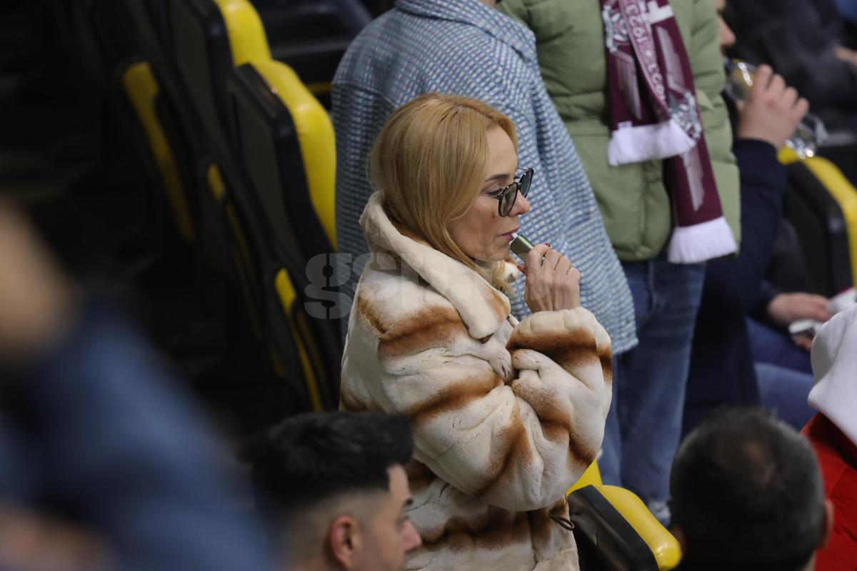 Soția și fiica lui Marius Șumudică, surprinse încălcând regulamentul pe Arena Națională la Rapid - FCSB