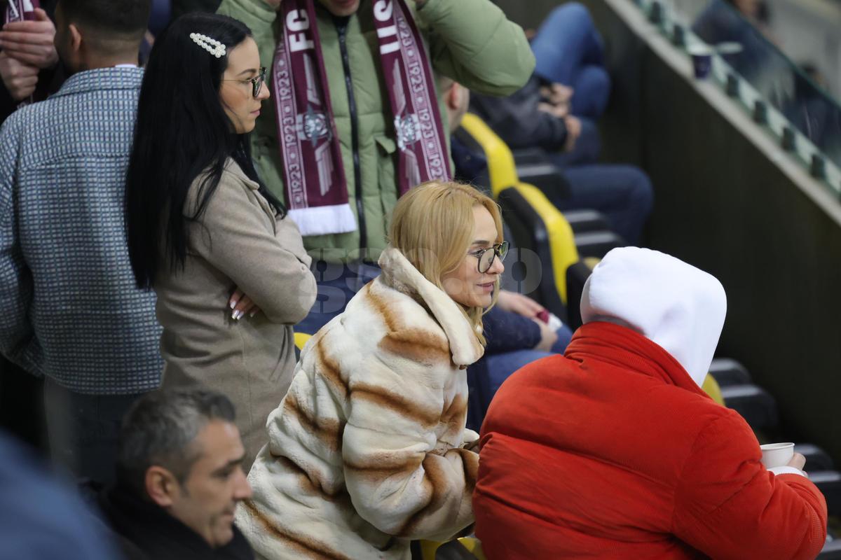 Soția și fiica lui Marius Șumudică, surprinse încălcând regulamentul pe Arena Națională la Rapid - FCSB