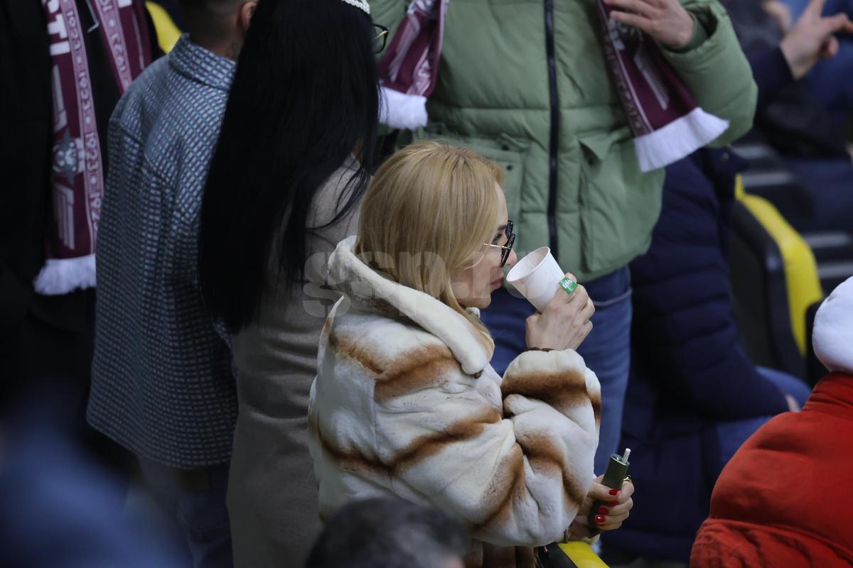 Soția și fiica lui Marius Șumudică, surprinse încălcând regulamentul pe Arena Națională la Rapid - FCSB