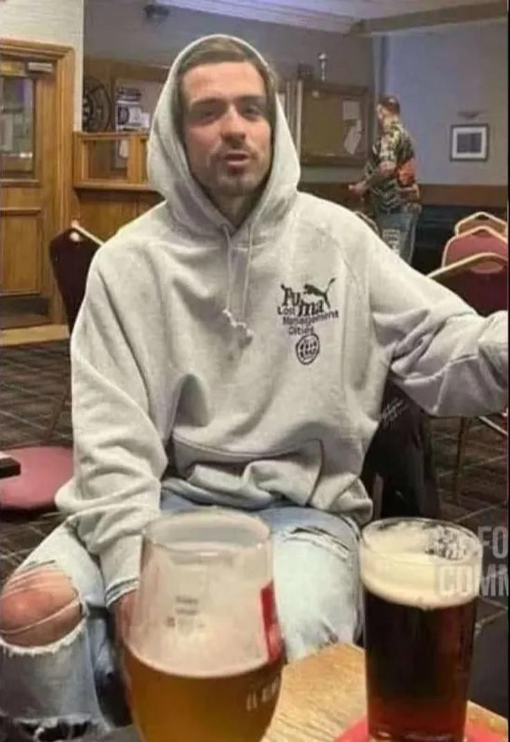 Jack Grealish se distrează cu multă bere într-un bar după meciul din FA Cup cu Manchester City