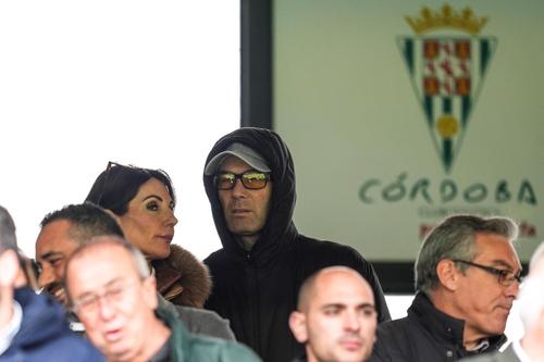 Zinedine Zidane împreună cu soția la meciul băieților, Theo și Luca / Foto: Imago
