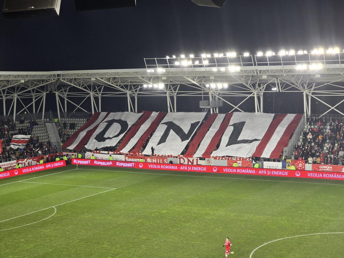 Scenogarfiile afișate de ultrașii lui Dinamo în meciul cu Hermannstadt