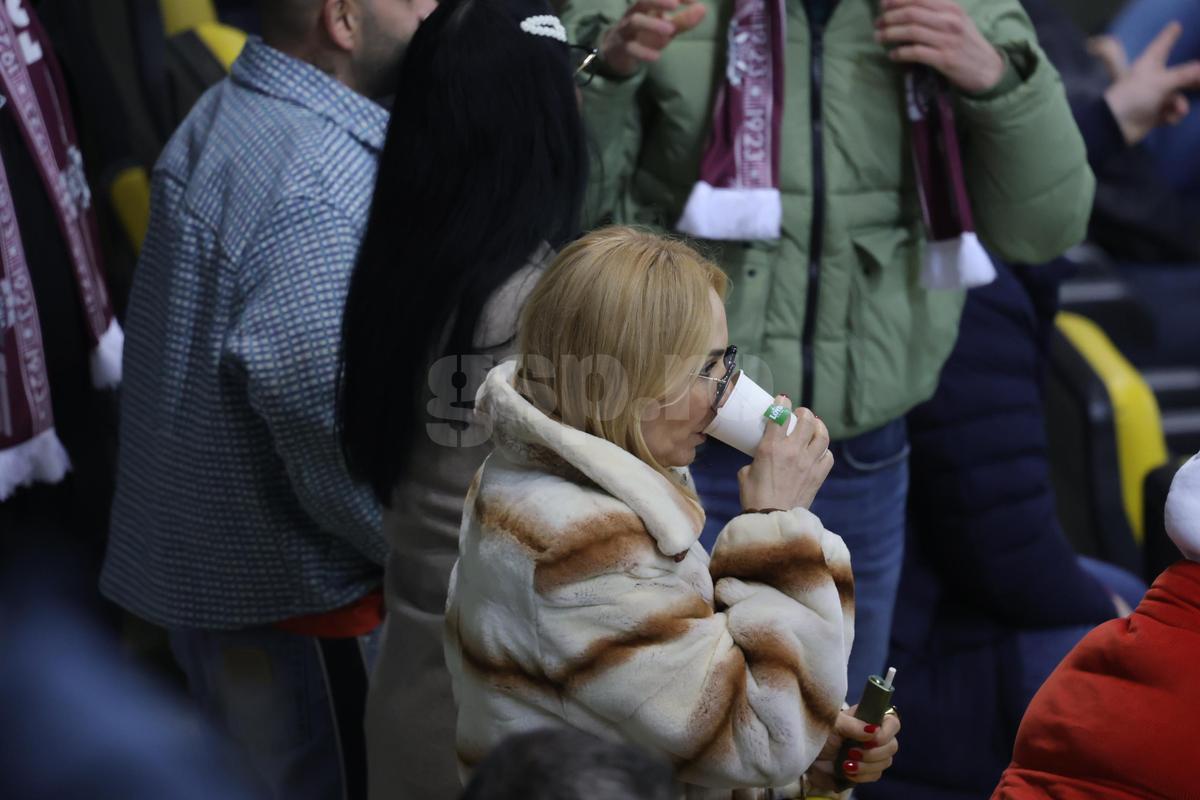 Soția și fiica lui Marius Șumudică, surprinse încălcând regulamentul pe Arena Națională la Rapid - FCSB