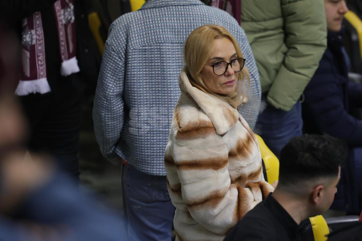 Soția și fiica lui Marius Șumudică, surprinse încălcând regulamentul pe Arena Națională la Rapid - FCSB