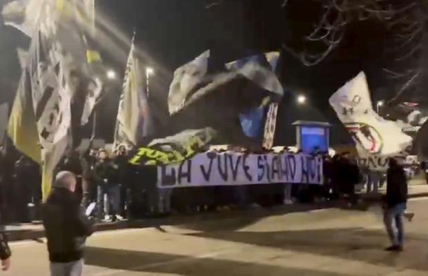 Panică la Juventus: Vlahovic și coechipierii, atacați de fanii furioși! Thiago Motta, insultat grav: „E un rahat”