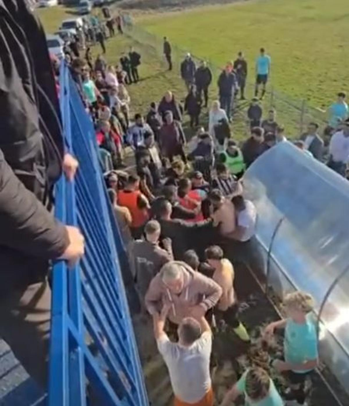 Haos la meciul dintre Speranța Mociu și Juniorul Cluj! Spectatorii au luat la bătaie jucătorii