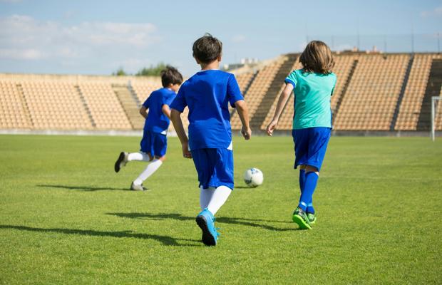Psihoterapia la micii sportivi: cum susține dezvoltarea emoțională pe cea fizică?