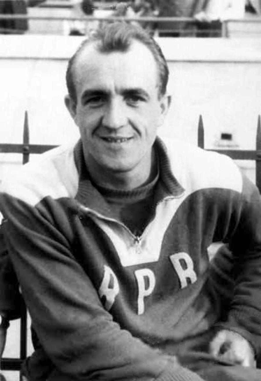 Vasile Zavoda „Dumnezeu are mai puțină treabă cu fotbalul decât crede Becali!” » Actorul Bebe Cotimanis: „Vrei să spun un fotbalist care mă enervează la culme?”