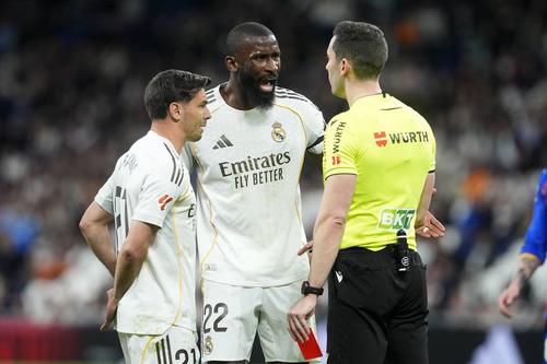 Antonio Rudiger și Brahim Diaz vociferează în fața arbitrului după eliminarea lui Mastantuono / Foto: Imago