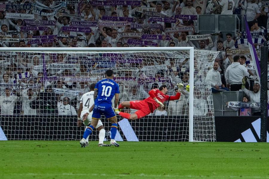 Execuția de la distanță a lui Marin Satriano a fost imparabilă pentru Thibaut Courtois / Foto: Imago „Nașul” lui Real Madrid este un alt fost junior al lui Chivu » Câți bani a încasat Inter din transferurile atacantului