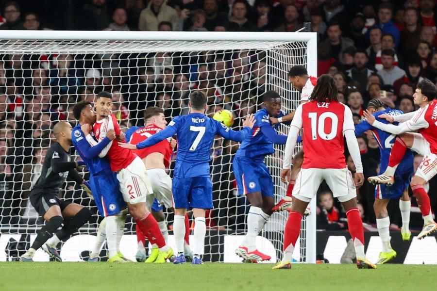 Jurrien Timber a deviat decisiv cu capul mingea centrată din corner de Declan Rice la al doilea gol al lui Arsenal în meciul cu Chelsea (2-1) / Foto: Imago Corner kick League sau grămada cere vârf!