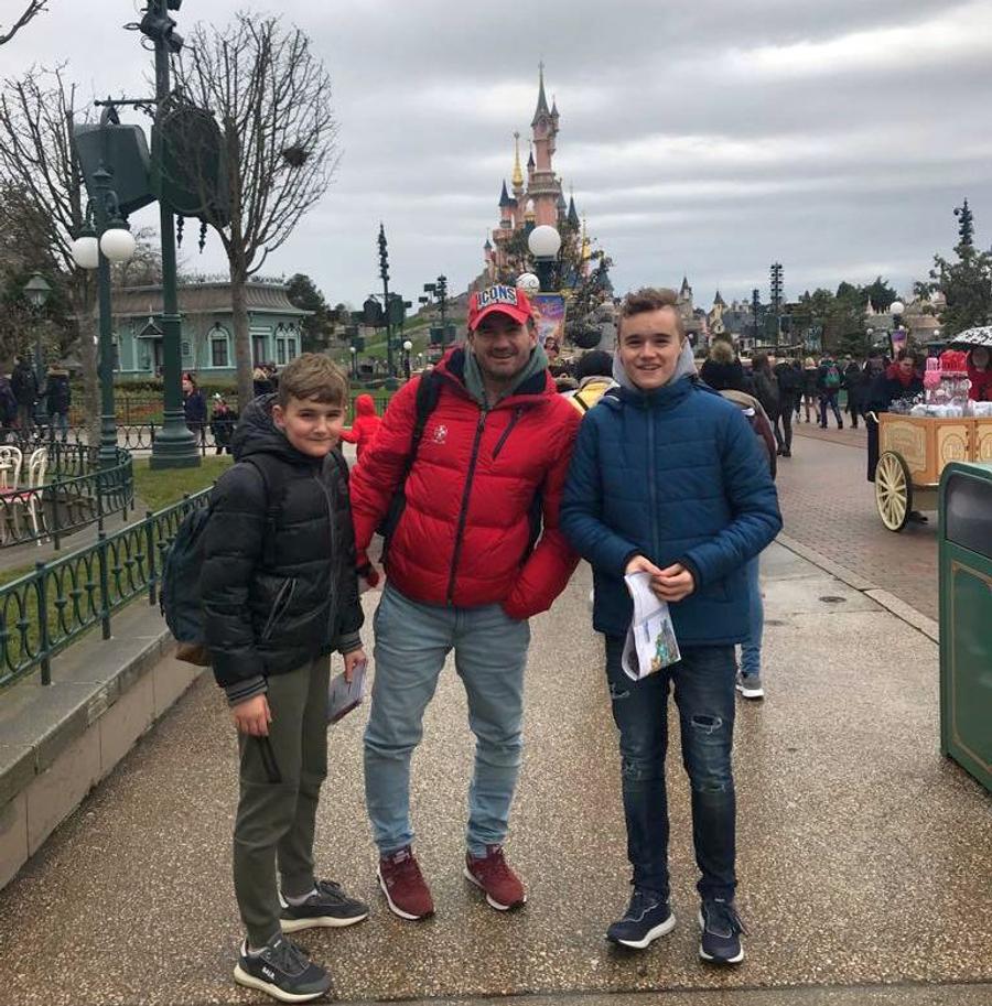 Ovidiu Stângă și copiii săi Ovidiu Stângă despre cum abordează olandezii situația: „Eu stau în zona de focar. Educația face diferența. Aici nu se încurajează panica