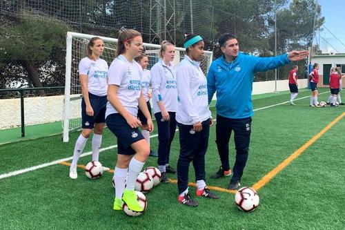 Ovidiu Stângă se luptă pentru a cucerit titlul în acest an, în liga feminină, cu echipa lui PSV