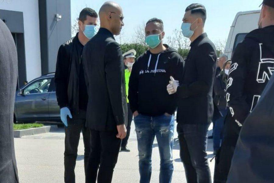 Foto: tribunavalceana.ro Mirel Rădoi l-a condus pe ultimul drum pe Martin Tudor. Selecționerul și-a luat măsuri speciale de protecție
