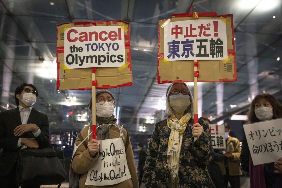 Niponii protestează contra găzduirii JO la Tokyo FOTO Guliver/GettyImages Cercuri olimpice în incertitudine » Specialiștii medicali cer anularea Jocurilor Olimpice, niponii protestează, dar organizatorii pregătesc concursuri-test pentru sportivi