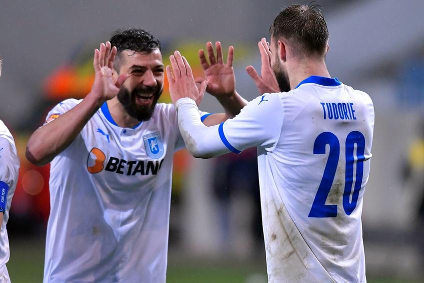 Marius Constantin (stânga) e singurul de la Craiova la un „galben” de suspendare // Foto: Facebook