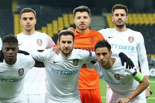 Michael Pereira, primul pe rândul de jos, s-a infectat cu COVID-19