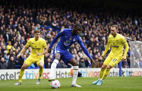 Chelsea a fost învinsă categoric pe teren propriu de Brentford, scor 1-4, în etapa #31 din Premier League, iar adversarii i-au înregistrat o corecție dură nu doar pe teren, ci și pe rețelele de socializare. // foto: Imago