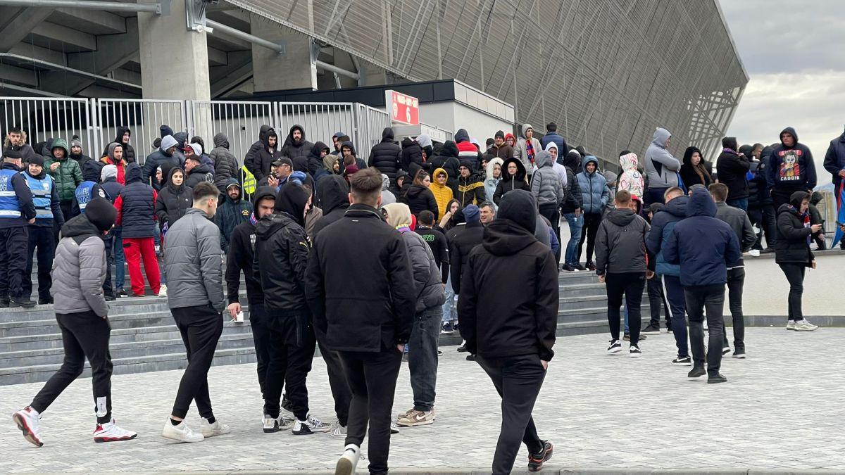 Ce urmărea Mihai Stoica pe tabletă, cu o oră înainte de Sepsi - FCSB + galeria venită de la București, descălțată la intrarea pe stadion