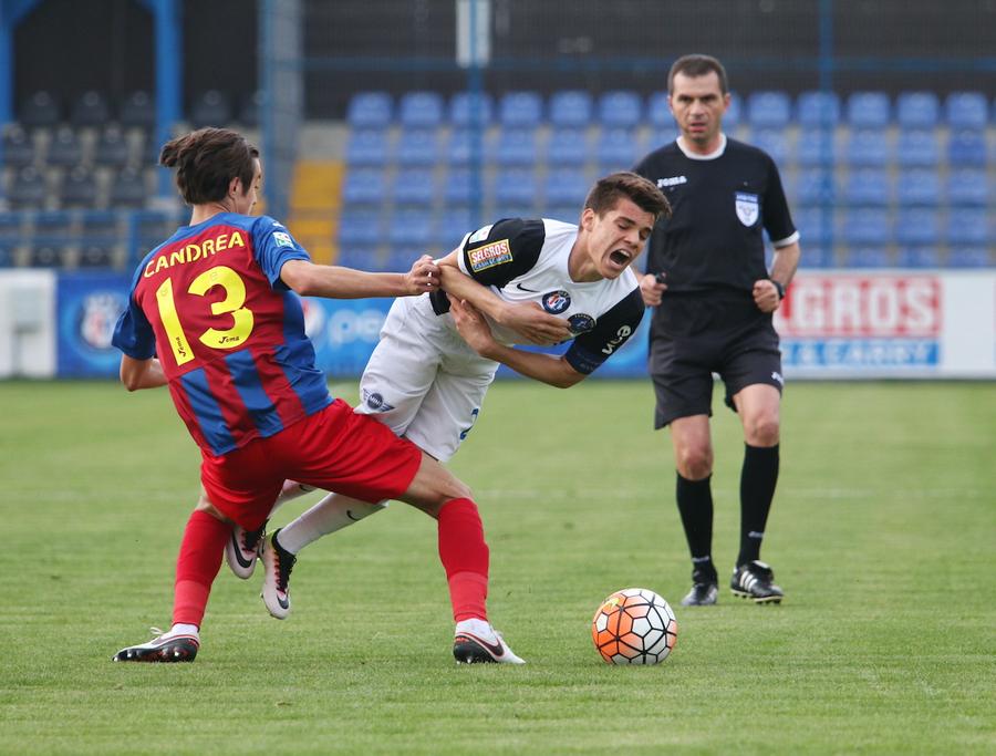 Candrea îl faultează pe Ianis Hagi în meciul său de debut în Liga 1, Viitorul - ASA 6-1 Fotbalistul din Liga 1 retras la 25 de ani pentru a se face terapeut spiritual: „Nu-mi mai plăcea fotbalul. Vomitam zilnic, ajunsesem să mă gândesc cum ar fi să nu mai trăiesc”