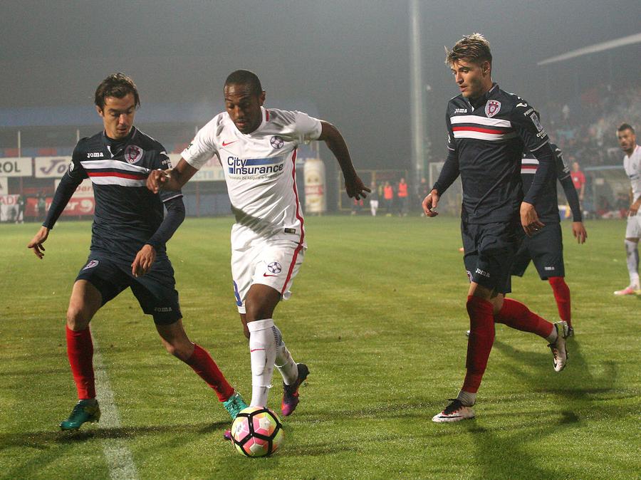 Candrea (stânga) încearcă să-l blocheze pe De Amorim de la FCSB Fotbalistul din Liga 1 retras la 25 de ani pentru a se face terapeut spiritual: „Nu-mi mai plăcea fotbalul. Vomitam zilnic, ajunsesem să mă gândesc cum ar fi să nu mai trăiesc”