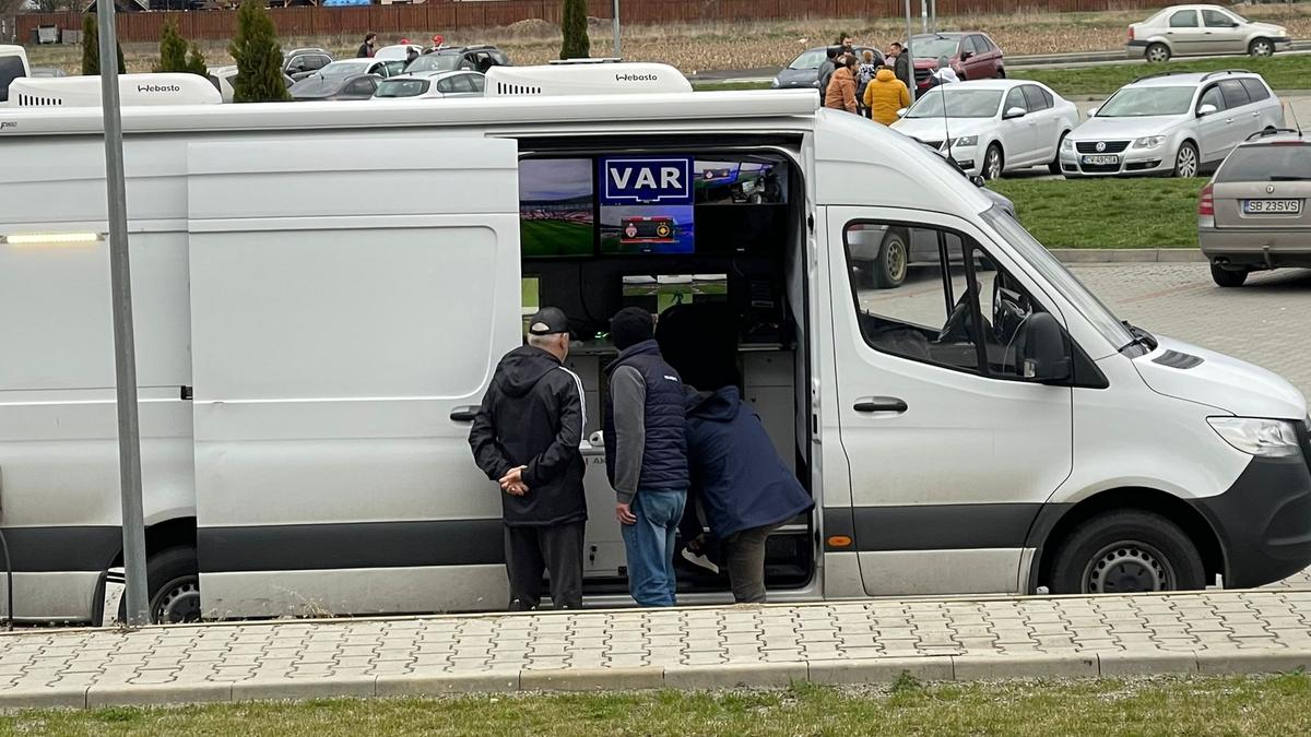 Gheorghe Mustață n-a intrat pe stadion la Sepsi - FCSB: „M-a sunat MM, mi-a zis că a vorbit. E păcat, dar prefer să stau aici lângă suporteri!”