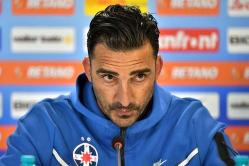 Elias Charalambous încearcă să se impună ca un antrenor principal real la FCSB, însă jucătorii îi sunt loiali lui Mihai Pintilii, care nu renunță la influența pe care a căpătat-o.