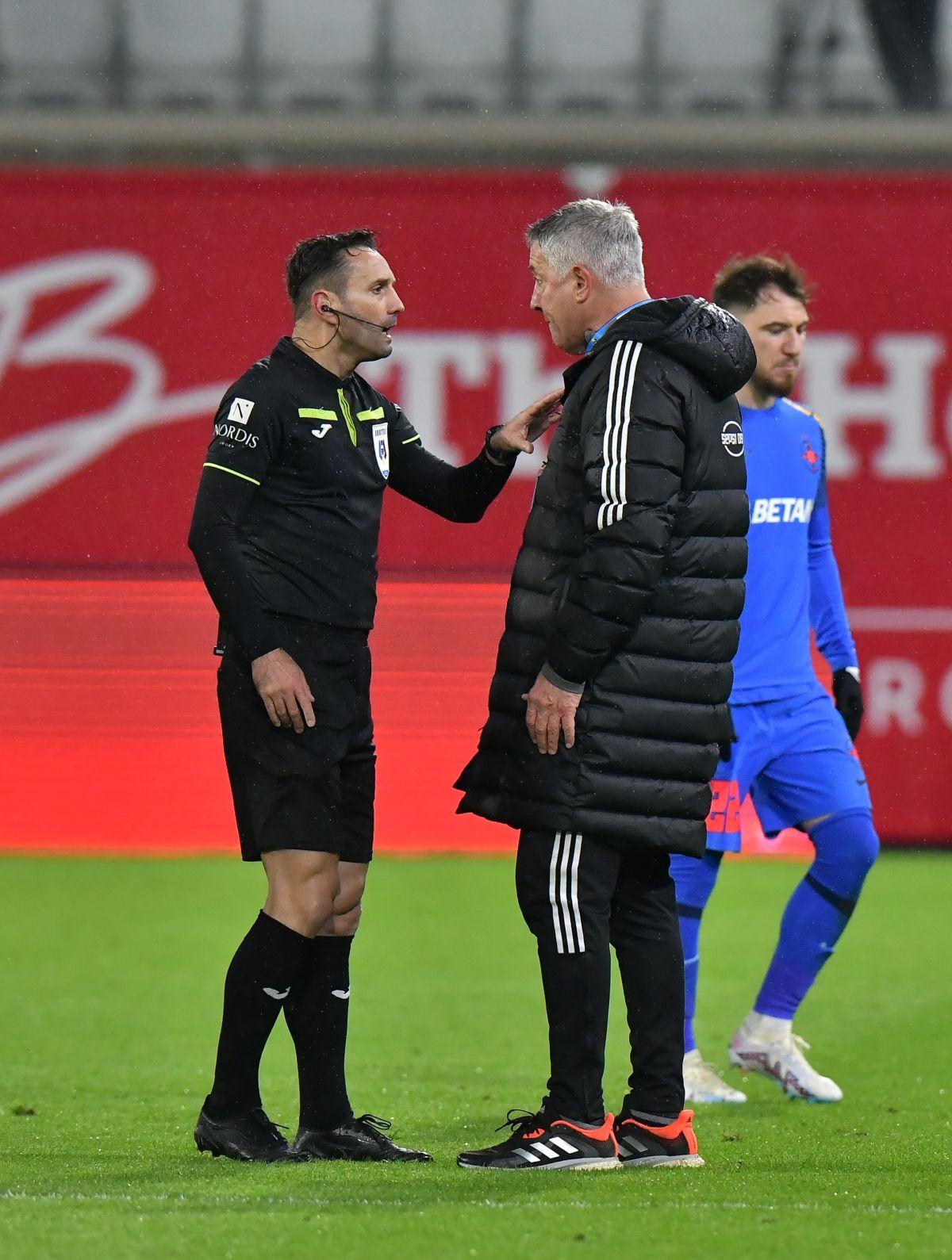 Omul de bază de la FCSB, scos cu targa de pe teren » Primul diagnostic