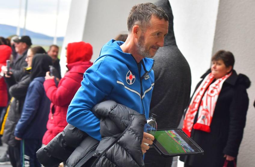 Cu o oră și jumătate înaintea disputei dintre Sepsi și FCSB, Mihai Stoica a fost surprins urmărind pe tabletă duelul din play-out dintre CS Mioveni și Chindia, încheiat 1-1.