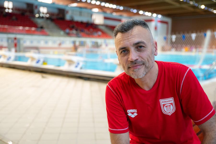 Mihai Popovici în bazinul de la Dianmo FOTO GSP Portița prin care tatăl lui David Popovici a putut propune achiziționarea echipamentului „Arena” » Care este „pușculița de avarie” pentru CS Dinamo: „Ne ajută doar punctual, cu cel mult 5% din buget”