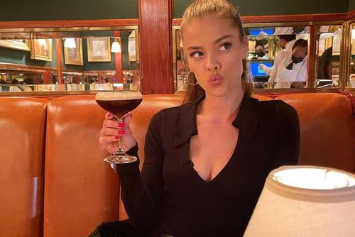 Daneza Nina Agdal, în vârstă de 32 de ani, a purtat un costum de baie minuscul pentru o ședință foto pe care a avut-o pe o plajă. / FOTO: Instagram