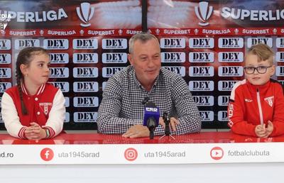 „Ce faceți, mă?” » Mircea Rednic, „flancat” de copii la conferința de presă