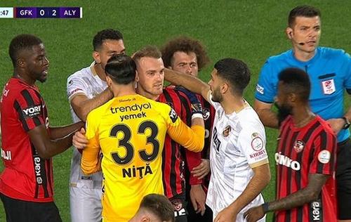 Ertugrul Ersoy (în mijloc), încurajat de Florin Niță și de adversari ân momentul înlocuirii