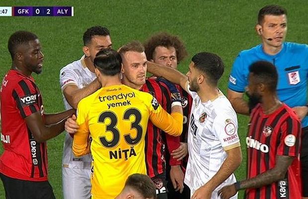 Momente șocante la Gaziantep » Gest radical. Ce a făcut coechipierul românilor!