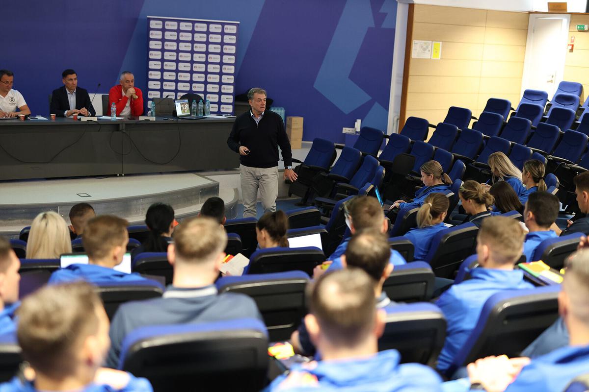 Pregătire pe simulatorul VAR pentru arbitrii din Superligă