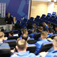 Pregătire pe simulatorul VAR pentru arbitrii din Superligă. FOTO: frf.ro
