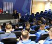Pregătire pe simulatorul VAR pentru arbitrii din Superligă. FOTO: frf.ro