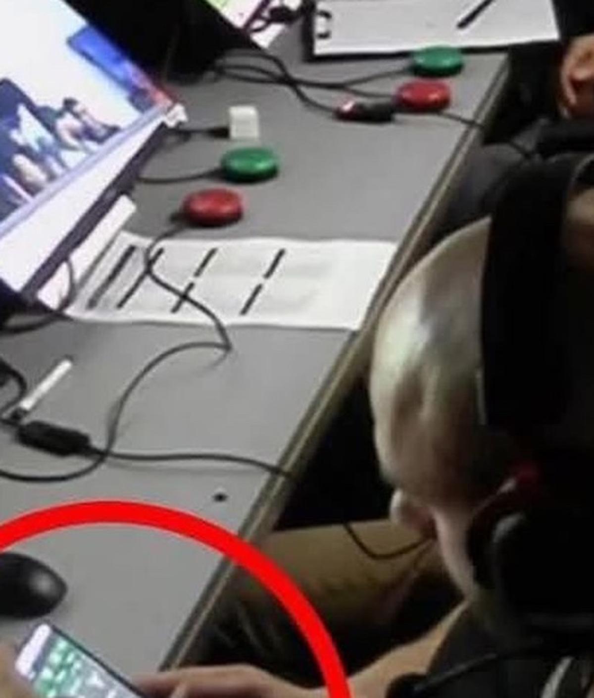 Imagini halucinante » Surprins pe aplicația de pariuri în camera VAR. Prima reacție oficială