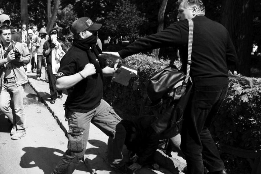 7 mai 2008. Momentul când suporterul lui „U” încearcă să-l lovească pe jandarmul aflat la pământ / FOTO: Arhivă Gazeta Sporturilor „E revoltător!” » Deputata UDMR Boglarka Kantor sancționează scenele care au oripilat Superliga: „Ajunge! A sosit timpul”