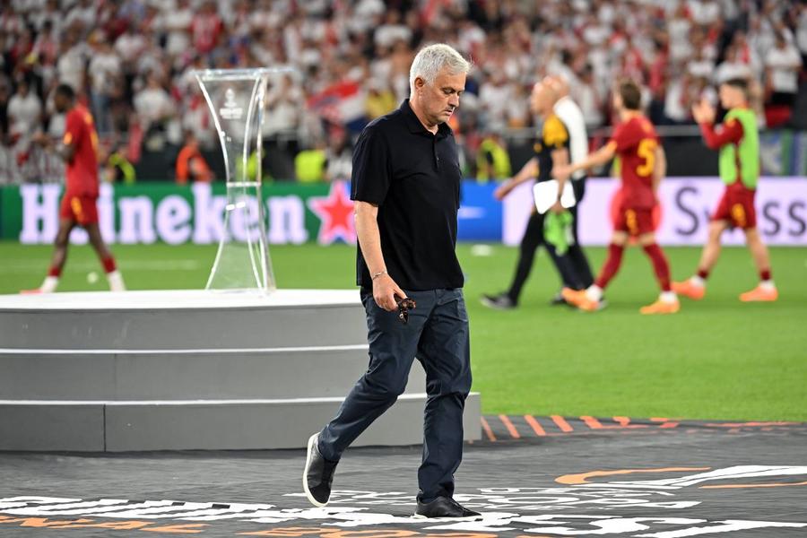 Jose Mourinho, cu capul plecat și fără trofeu, după finala Europa League 2022-2023 pierdută cu AS Roma / Foto: Imago Înjosé Mourinho! The Clown One